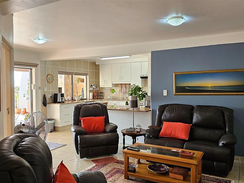 Immaculate, HUGE 4 Bedroom Dream Apartment - Photo 8