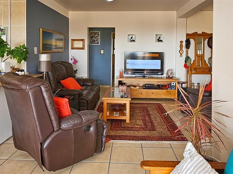 Immaculate, HUGE 4 Bedroom Dream Apartment - Photo 3