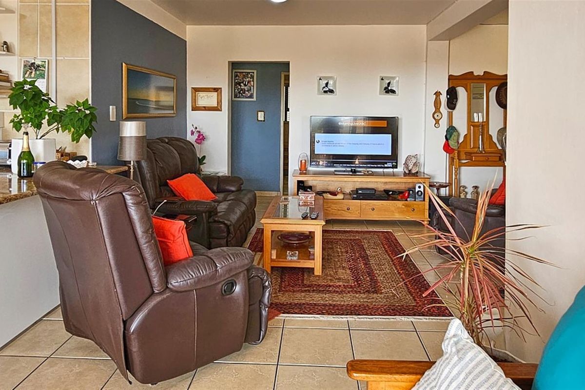 Immaculate, HUGE 4 Bedroom Dream Apartment - Photo 3