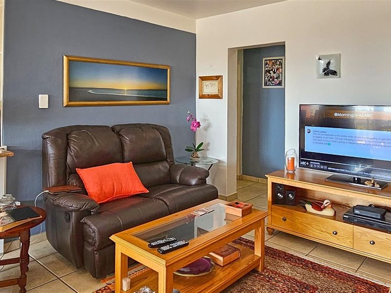 Immaculate, HUGE 4 Bedroom Dream Apartment - Photo 5