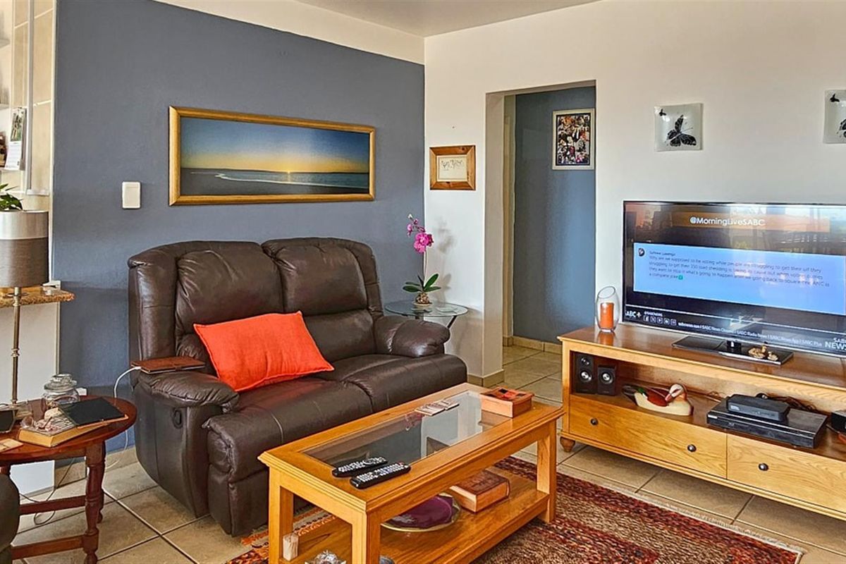 Immaculate, HUGE 4 Bedroom Dream Apartment - Photo 5