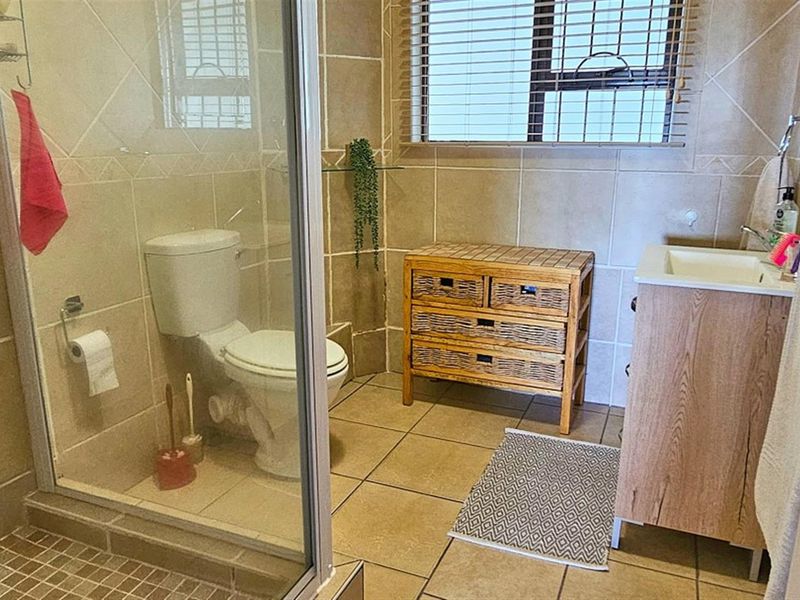 Immaculate, HUGE 4 Bedroom Dream Apartment - Photo 7