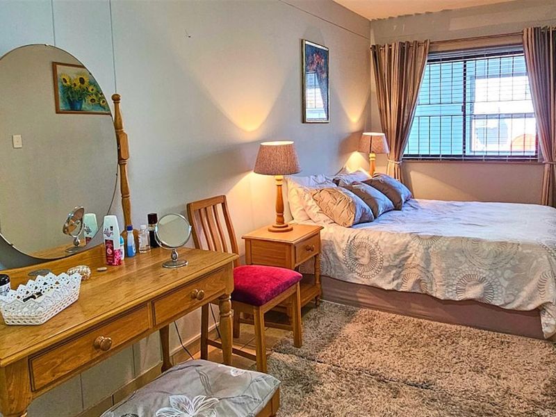 Immaculate, HUGE 4 Bedroom Dream Apartment - Photo 6