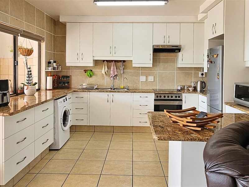 Immaculate, HUGE 4 Bedroom Dream Apartment - Photo 2