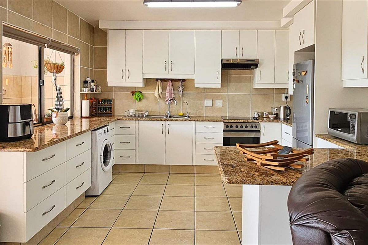 Immaculate, HUGE 4 Bedroom Dream Apartment - Photo 2