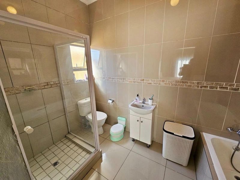 3 Bedroom 2 Bathroom Townhouse for Sale in Winchester - Photo 10