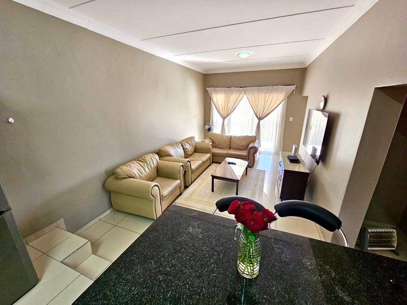 3 Bedroom 2 Bathroom Townhouse for Sale in Winchester - Photo 2