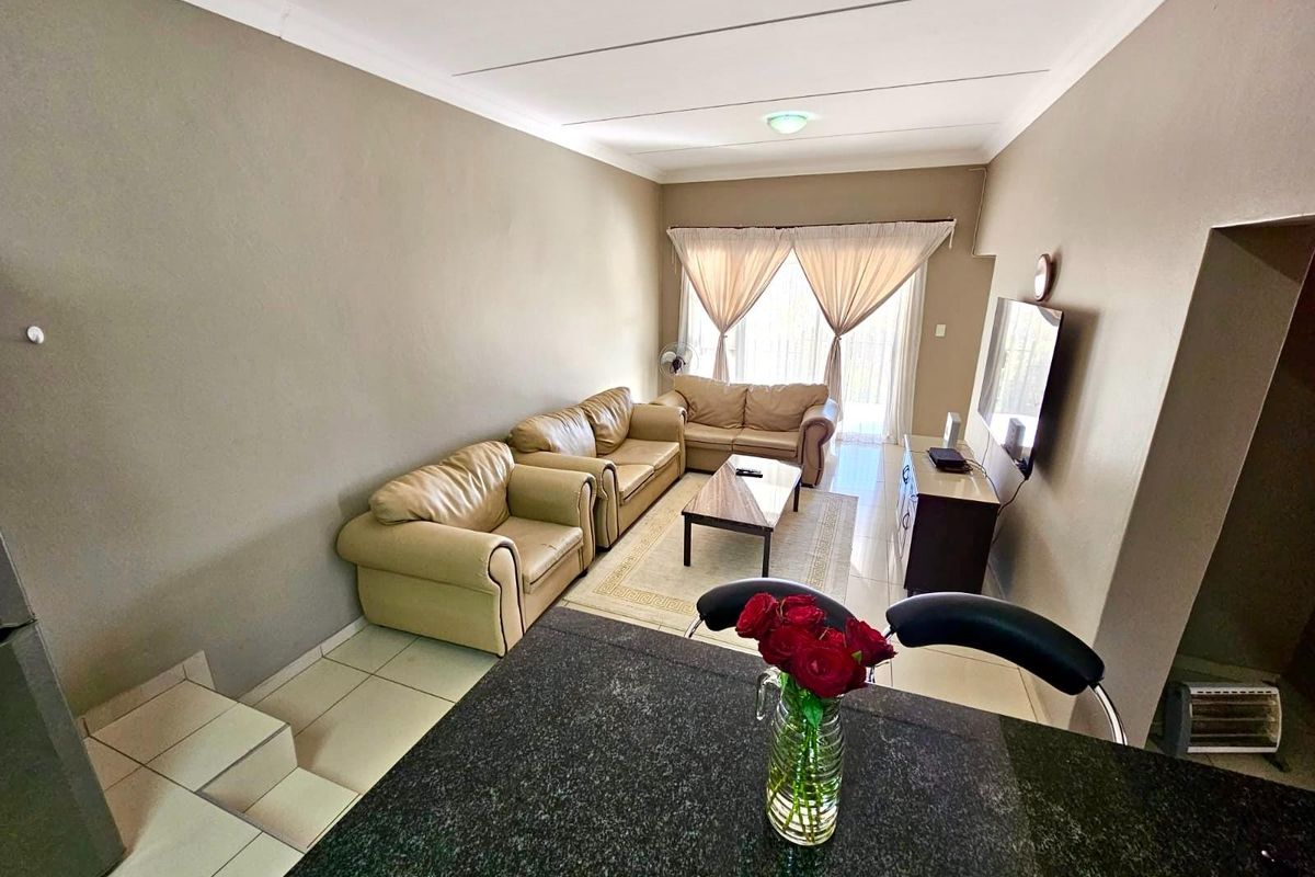 3 Bedroom 2 Bathroom Townhouse for Sale in Winchester - Photo 2