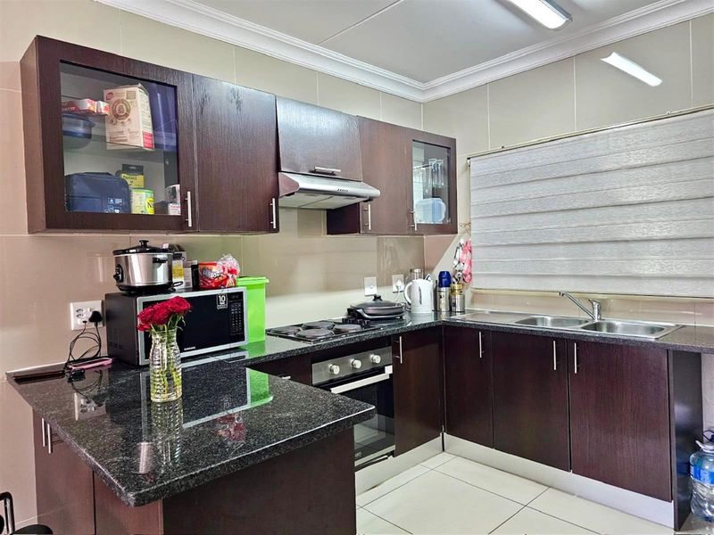 3 Bedroom 2 Bathroom Townhouse for Sale in Winchester - Photo 5