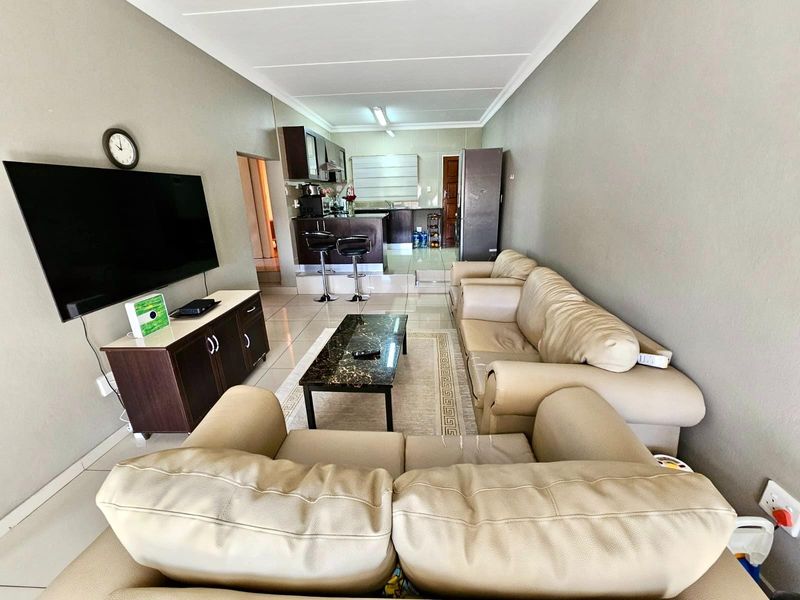 3 Bedroom 2 Bathroom Townhouse for Sale in Winchester - Photo 3