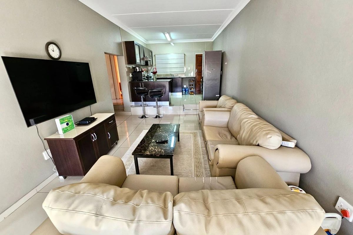 3 Bedroom 2 Bathroom Townhouse for Sale in Winchester - Photo 3