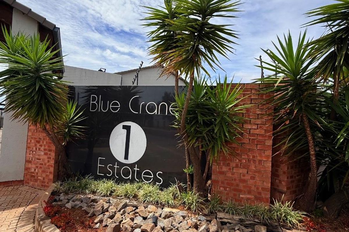 Stylish 2 Bedroom Apartment | 2 Bathrooms | Large Enclosed Entertainer’s Balcony - Photo 2