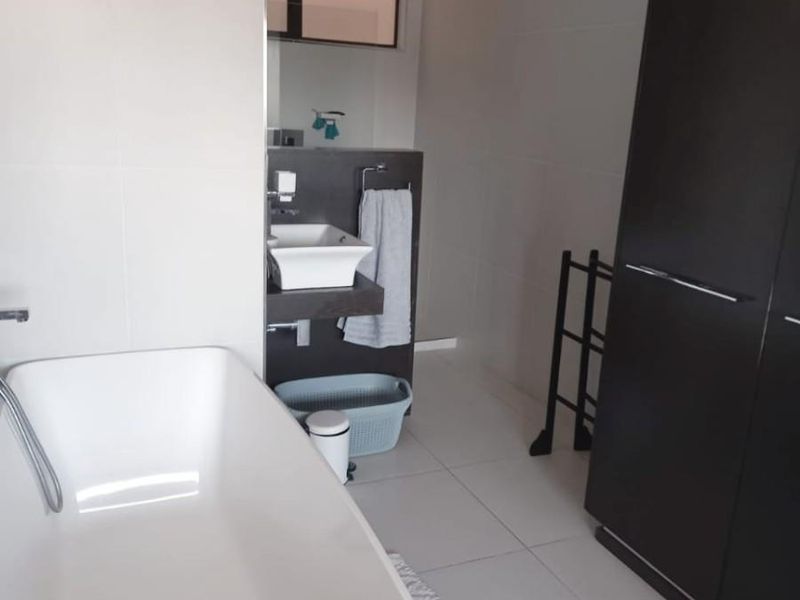 Beachfront Apartment For Sale in Umhlanga Central, Umhlanga, KwaZulu Natal - Photo 9