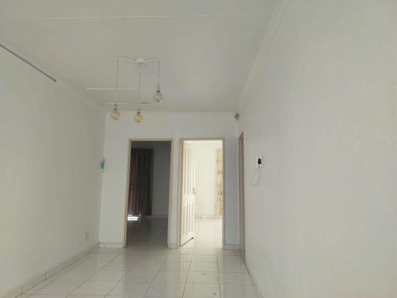 Upstairs 2 Bedroom Apartment to Rent in Lenasia Ext 1 Johannesburg - Photo 8