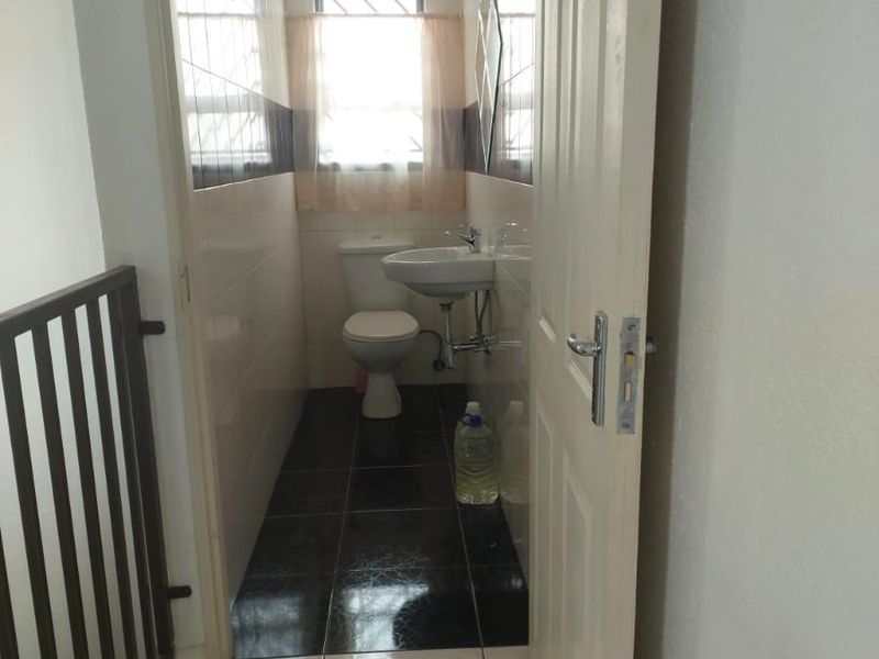 Upstairs 2 Bedroom Apartment to Rent in Lenasia Ext 1 Johannesburg - Photo 9