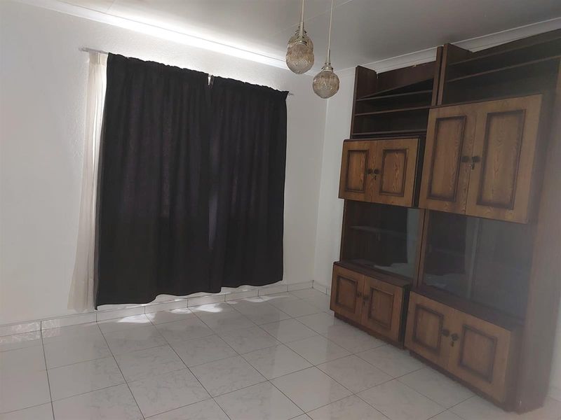 Upstairs 2 Bedroom Apartment to Rent in Lenasia Ext 1 Johannesburg - Photo 7