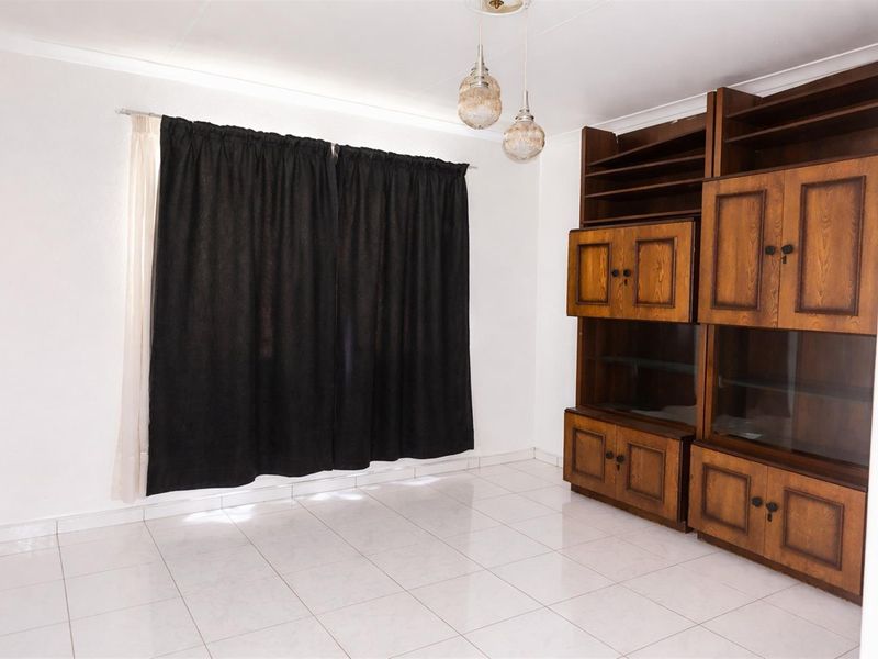 Upstairs 2 Bedroom Apartment to Rent in Lenasia Ext 1 Johannesburg - Photo 4