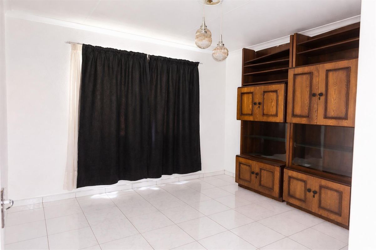 Upstairs 2 Bedroom Apartment to Rent in Lenasia Ext 1 Johannesburg - Photo 4