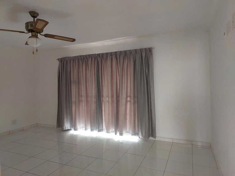 Upstairs 2 Bedroom Apartment to Rent in Lenasia Ext 1 Johannesburg - Photo 2