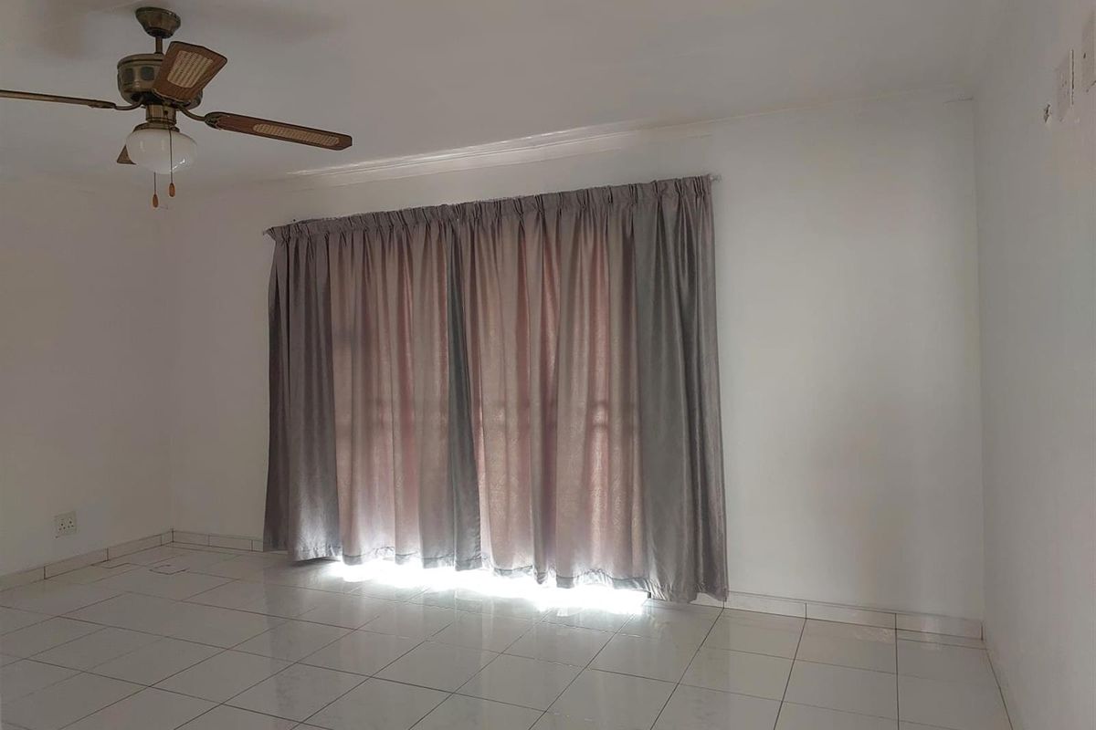 Upstairs 2 Bedroom Apartment to Rent in Lenasia Ext 1 Johannesburg - Photo 2