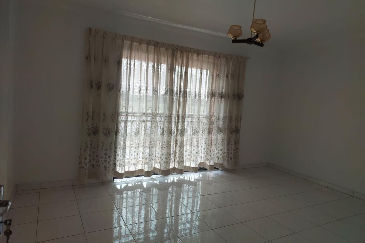 Upstairs 2 Bedroom Apartment to Rent in Lenasia Ext 1 Johannesburg - Photo 3
