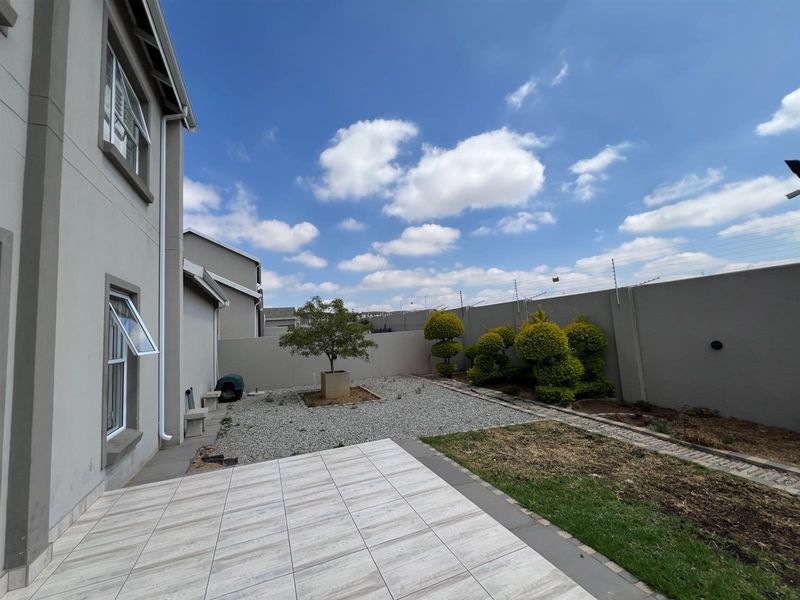 House For Sale in Blue Hills AH, Blue Hills, Midrand - Photo 2