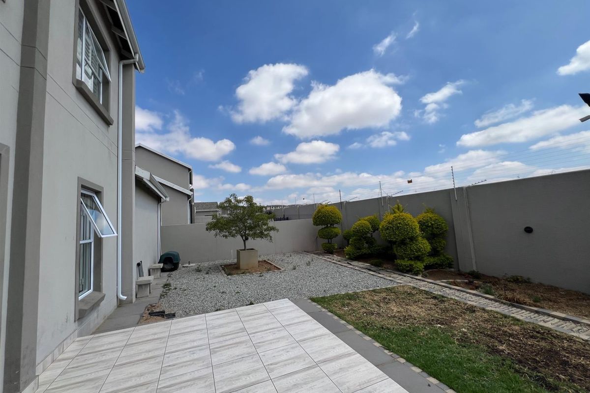 House For Sale in Blue Hills AH, Blue Hills, Midrand - Photo 2