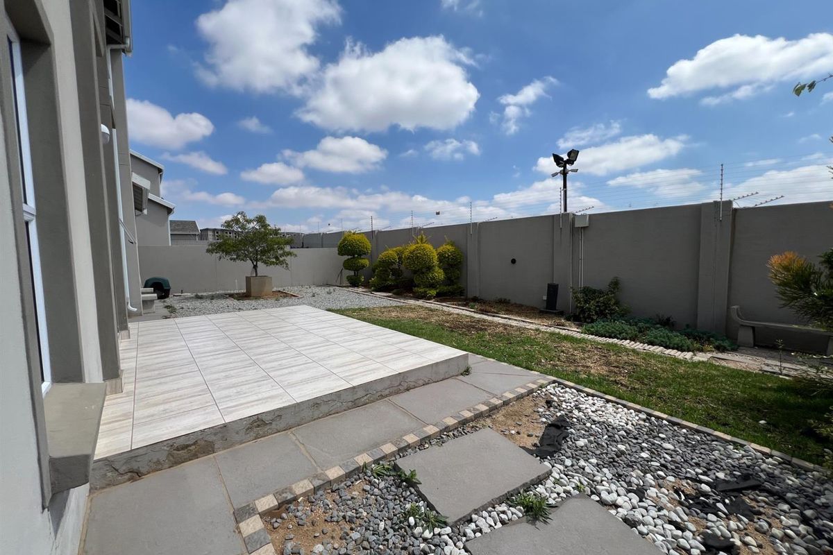 House For Sale in Blue Hills AH, Blue Hills, Midrand - Photo 4