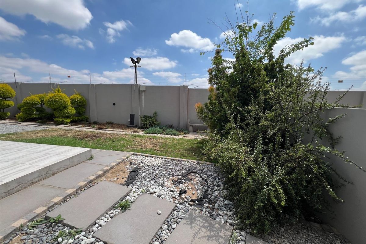 House For Sale in Blue Hills AH, Blue Hills, Midrand - Photo 5