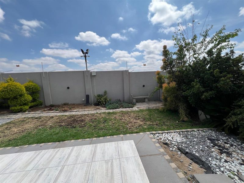 House For Sale in Blue Hills AH, Blue Hills, Midrand - Photo 3