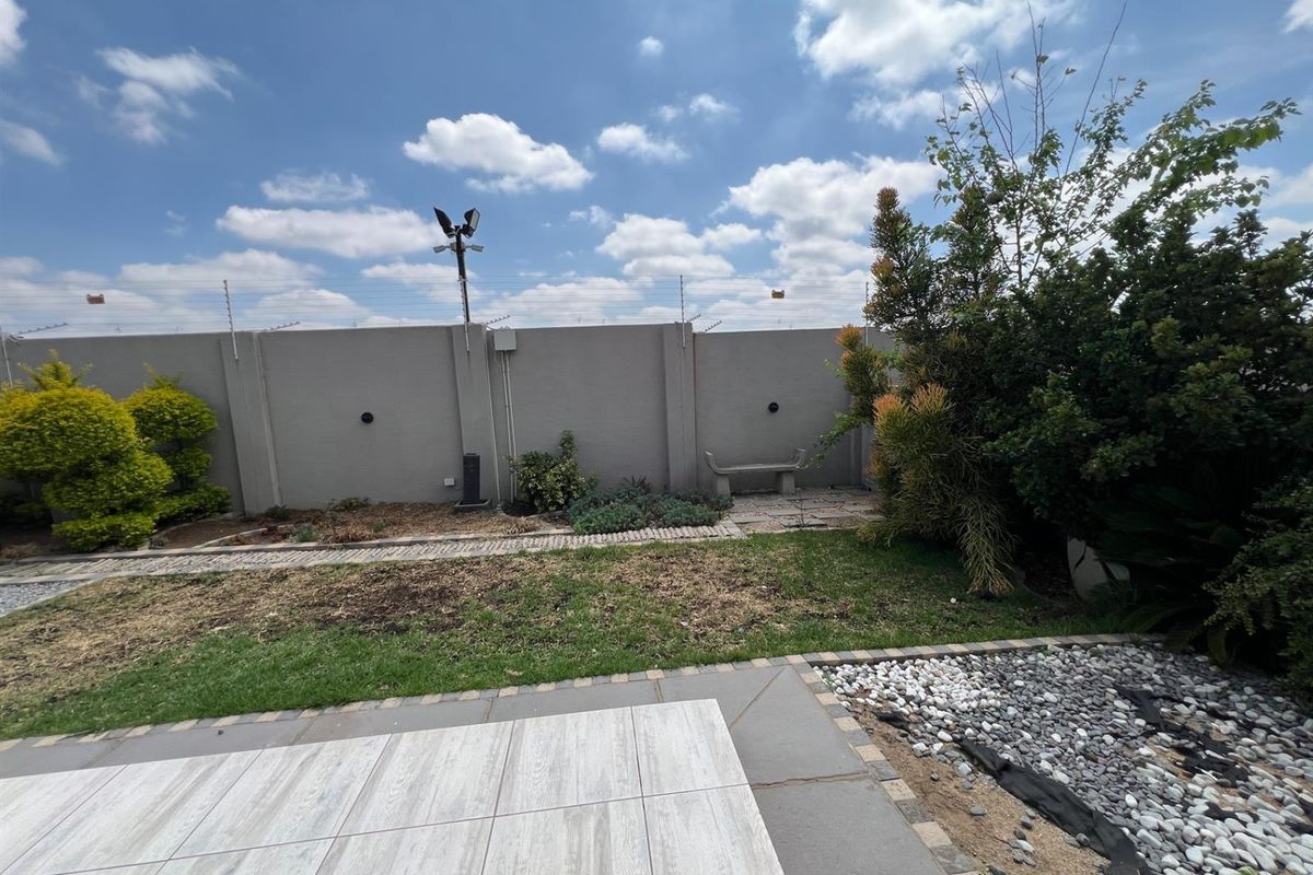 House For Sale in Blue Hills AH, Blue Hills, Midrand - Photo 3