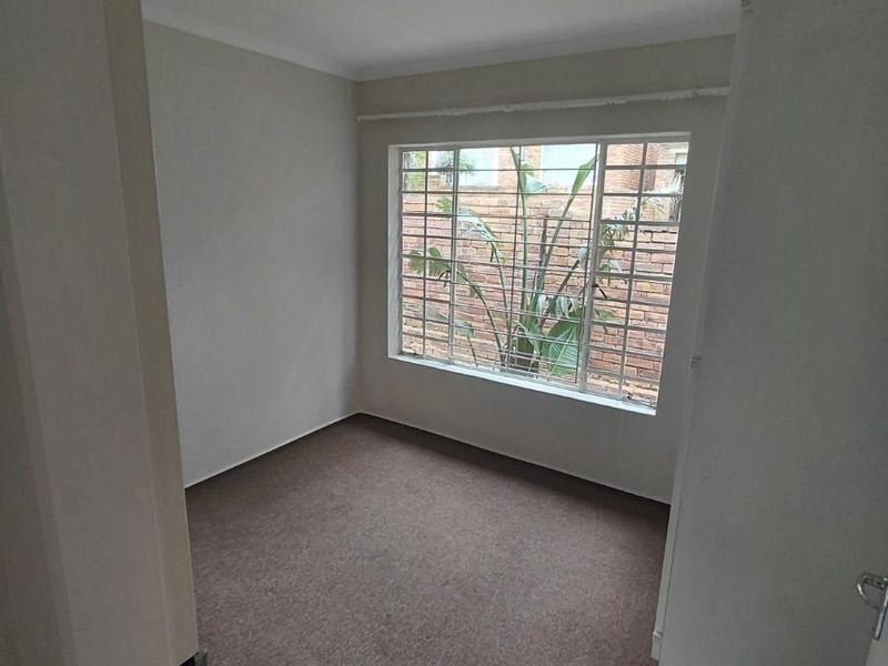 Townhouse For Sale in Wilgeheuwel, Roodepoort - Photo 7