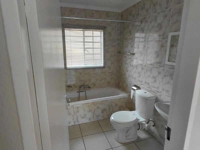 Townhouse For Sale in Wilgeheuwel, Roodepoort - Photo 6