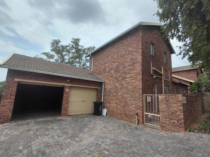 Townhouse For Sale in Wilgeheuwel, Roodepoort - Photo 2
