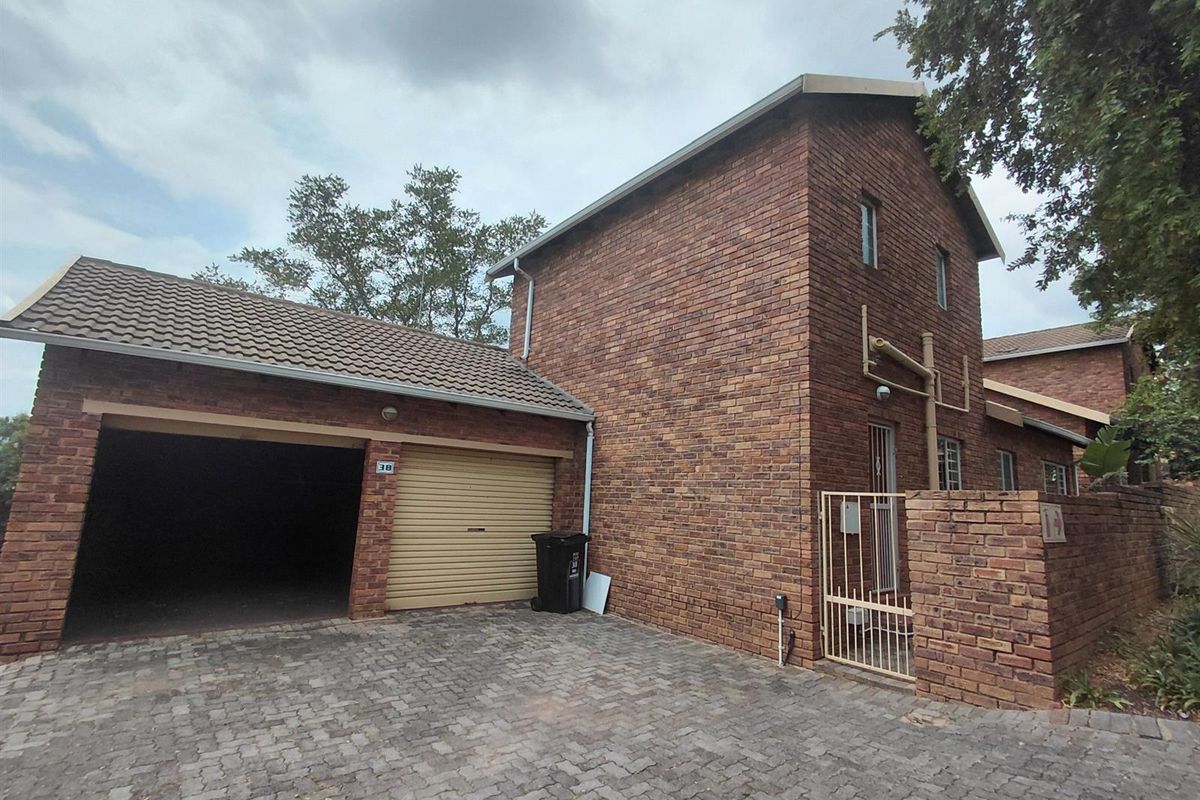 Townhouse For Sale in Wilgeheuwel, Roodepoort - Photo 2