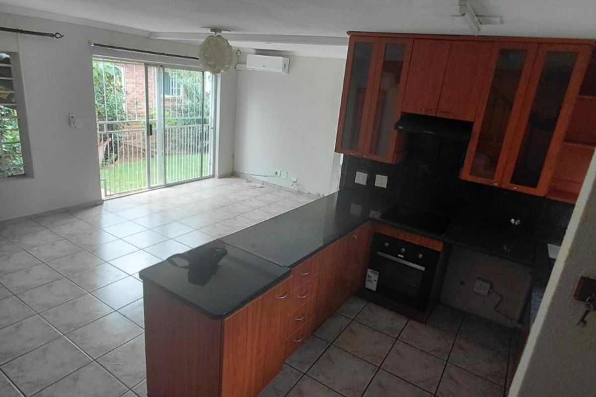 Townhouse For Sale in Wilgeheuwel, Roodepoort - Photo 3