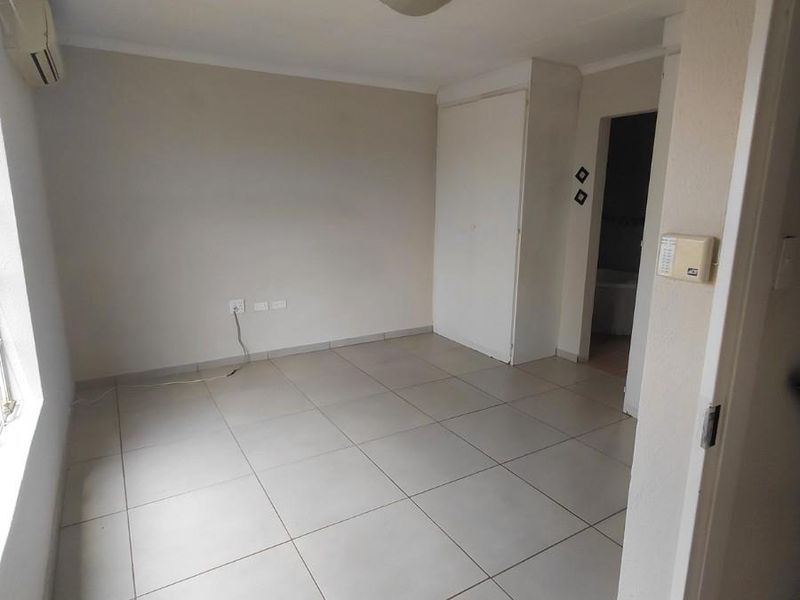 Townhouse For Sale in Wilgeheuwel, Roodepoort - Photo 4