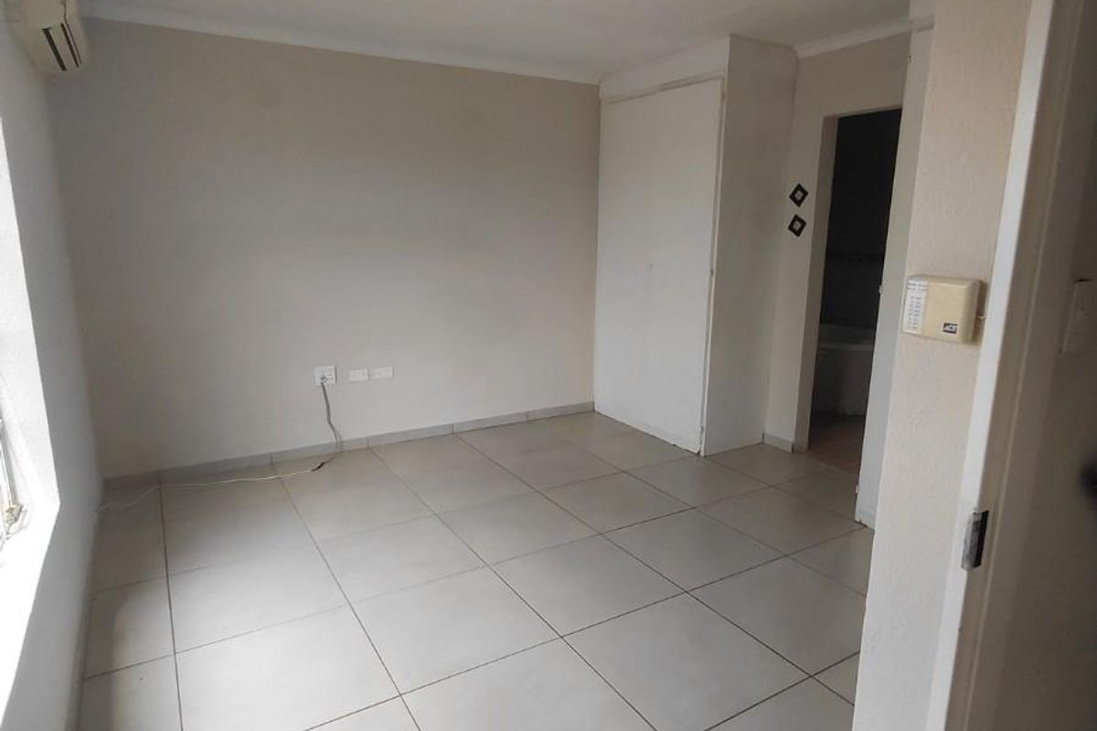 Townhouse For Sale in Wilgeheuwel, Roodepoort - Photo 4