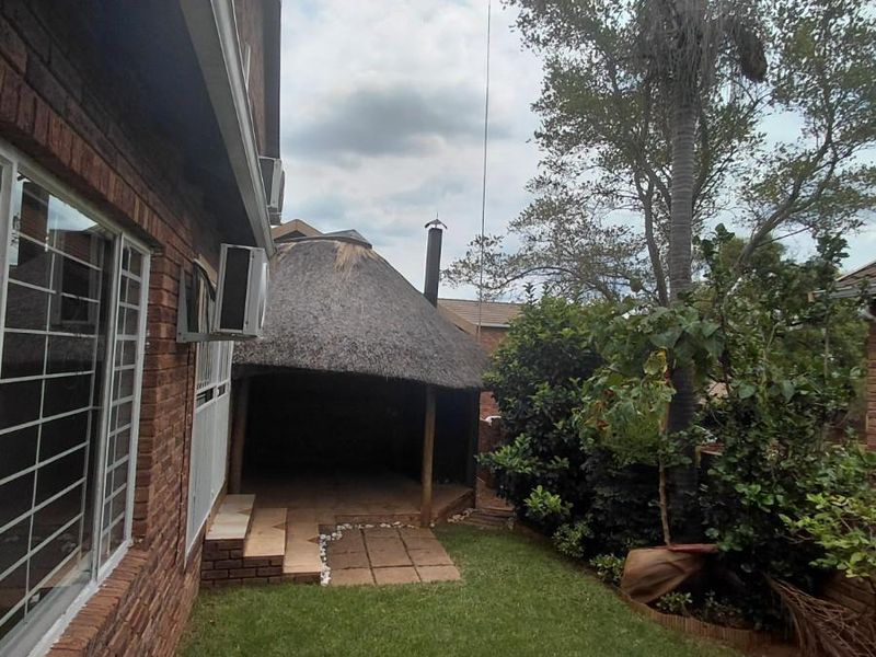 Townhouse For Sale in Wilgeheuwel, Roodepoort - Photo 9