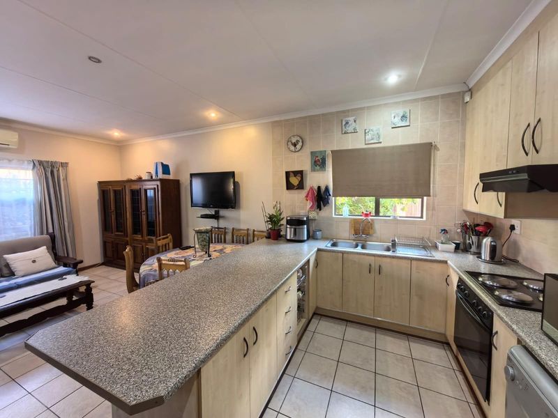 Modern Ease and Suburban Serenity: Your FULL TITLE Secure "Lock-Up-and-Go" Sanctuary - Photo 4