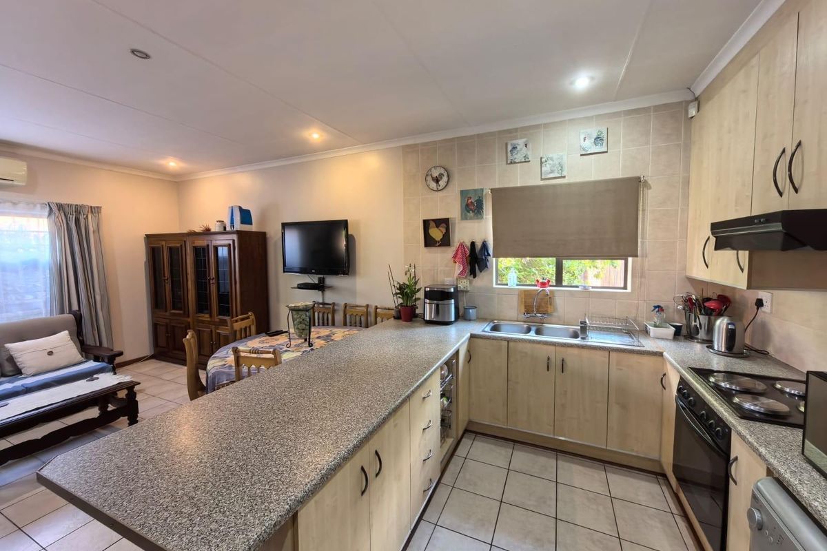 Modern Ease and Suburban Serenity: Your FULL TITLE Secure "Lock-Up-and-Go" Sanctuary - Photo 4