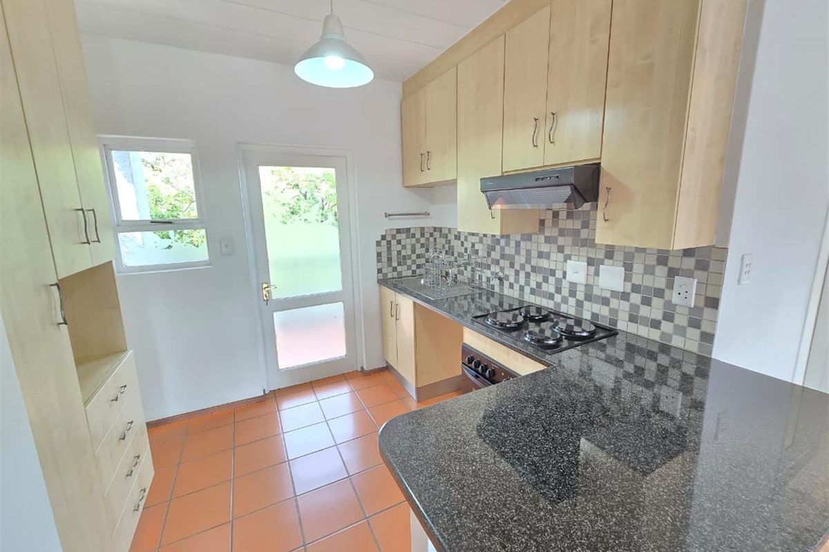 Top Floor Two bedroom Apartment with High Ceilings For Sale in Riverglades Estate - Photo 5