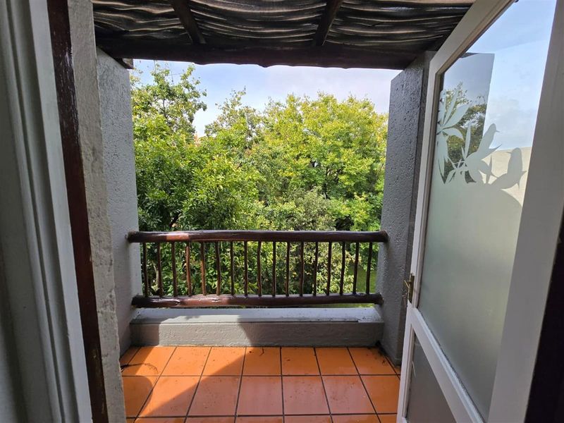 Top Floor Two bedroom Apartment with High Ceilings For Sale in Riverglades Estate - Photo 8