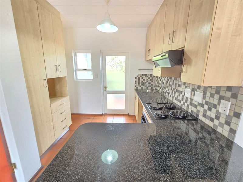 Top Floor Two bedroom Apartment with High Ceilings For Sale in Riverglades Estate - Photo 7