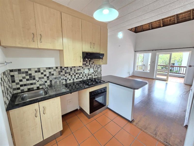 Top Floor Two bedroom Apartment with High Ceilings For Sale in Riverglades Estate - Photo 4