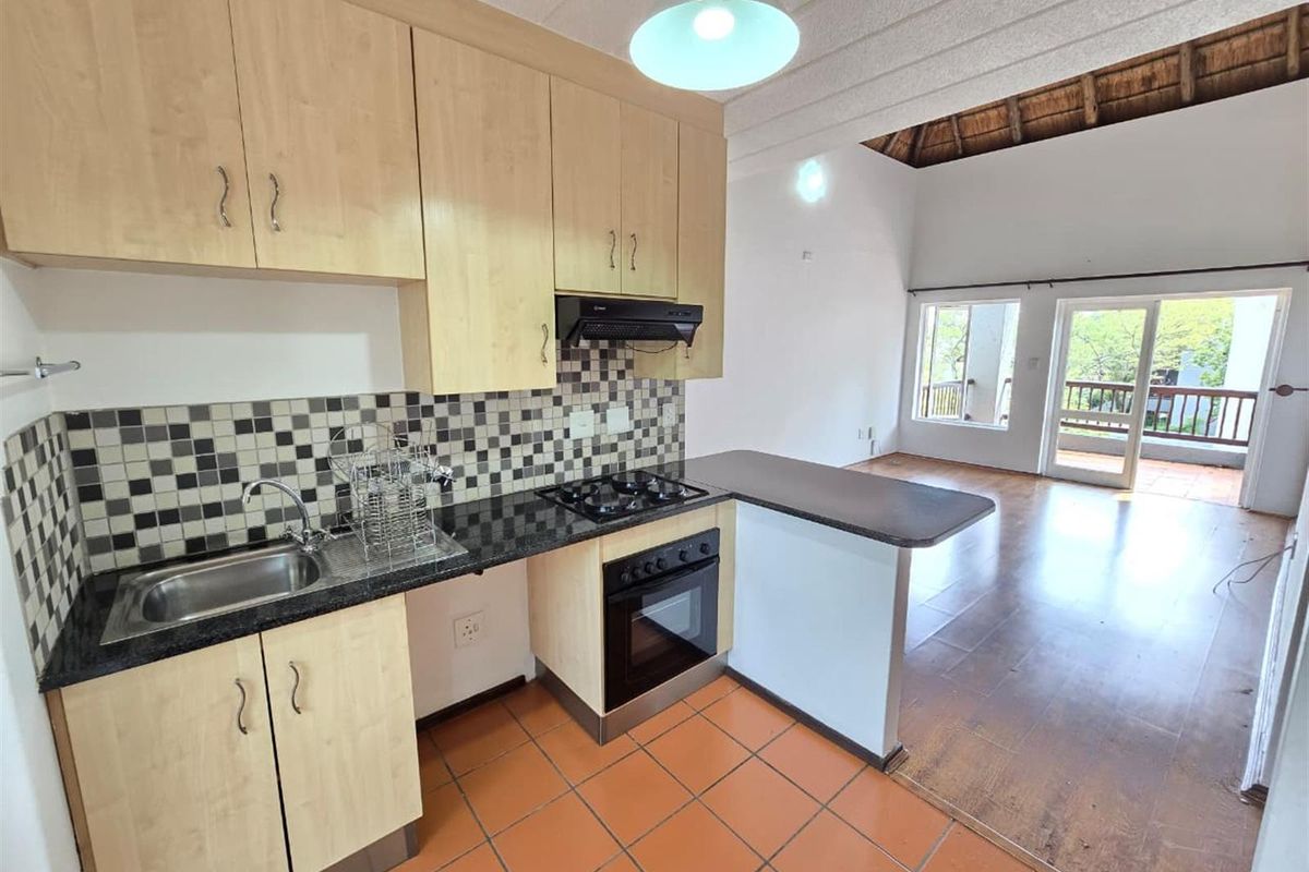 Top Floor Two bedroom Apartment with High Ceilings For Sale in Riverglades Estate - Photo 4