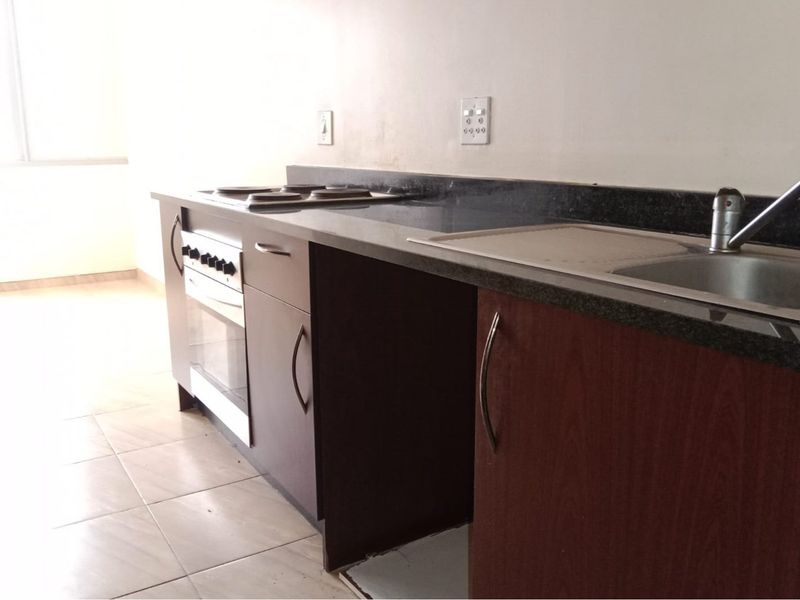 Modern Studio Apartment for Rent in the Heart of Marshalltown, Gauteng - Photo 9