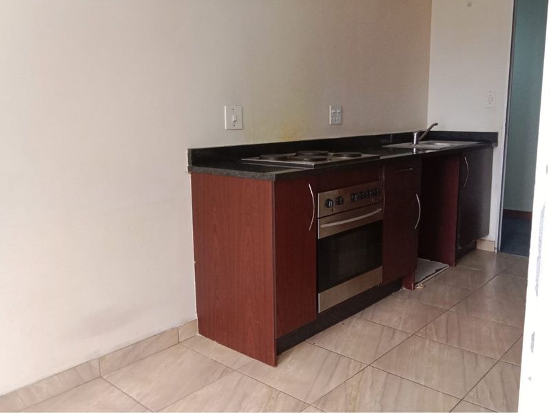 Modern Studio Apartment for Rent in the Heart of Marshalltown, Gauteng - Photo 8