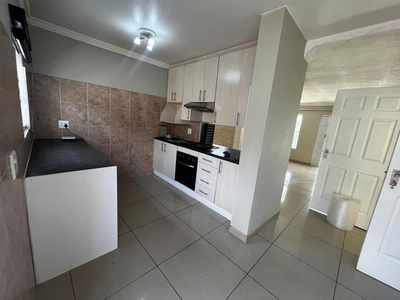 Leisure Bay 3-Bedroom Gem that is Elegant Living and Perfect Location - Photo 5