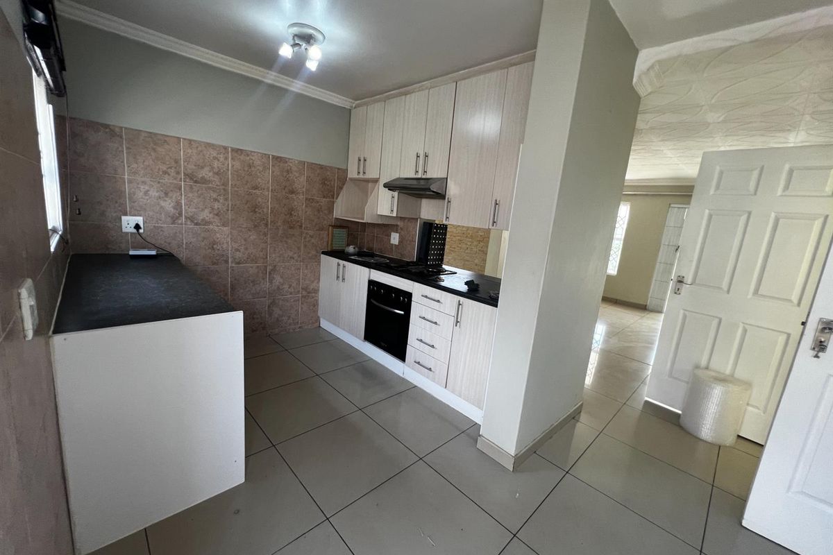 Leisure Bay 3-Bedroom Gem that is Elegant Living and Perfect Location - Photo 5